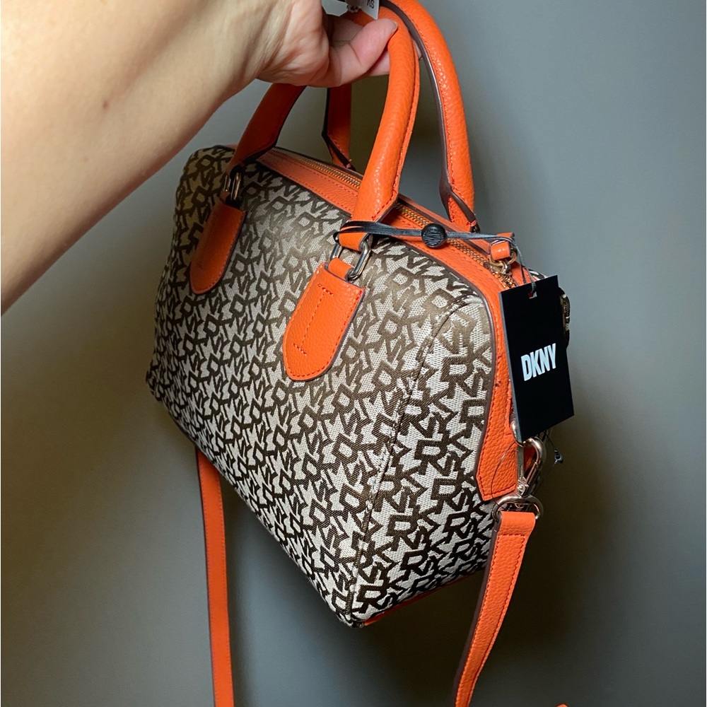 Medium sized satchel bad nice size could be dressed up or a great everyday bag